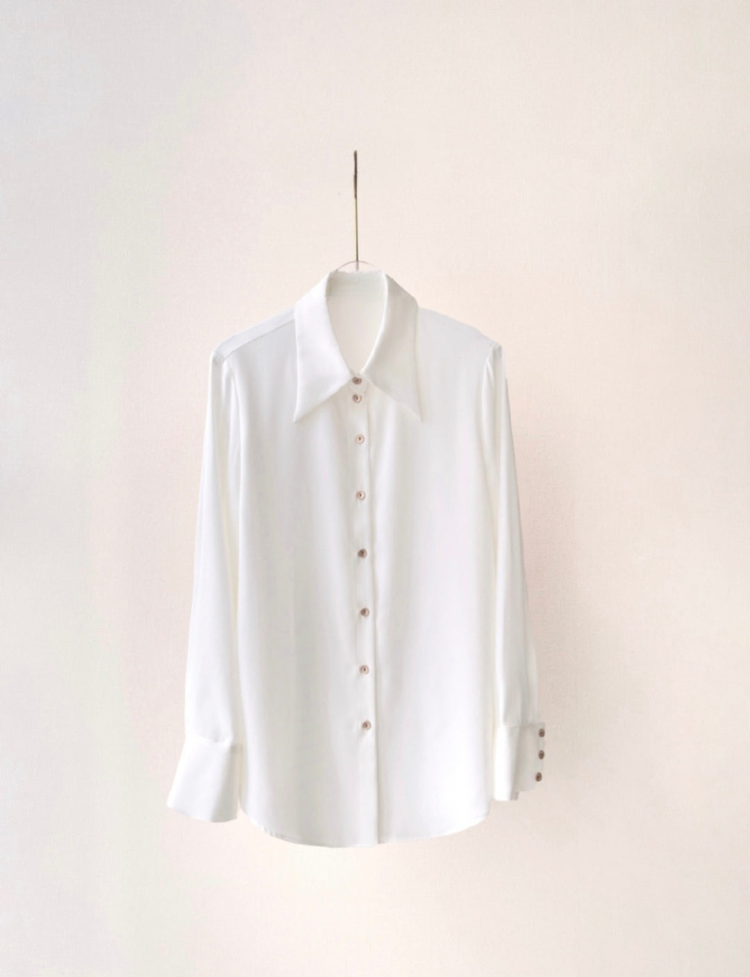 Shirt with Broad Collars and Long Sleeves – Elegant Shirt for Women