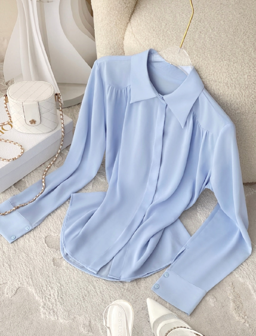 Shirt with Broad Collars and Long Sleeves – Elegant Shirt for Women