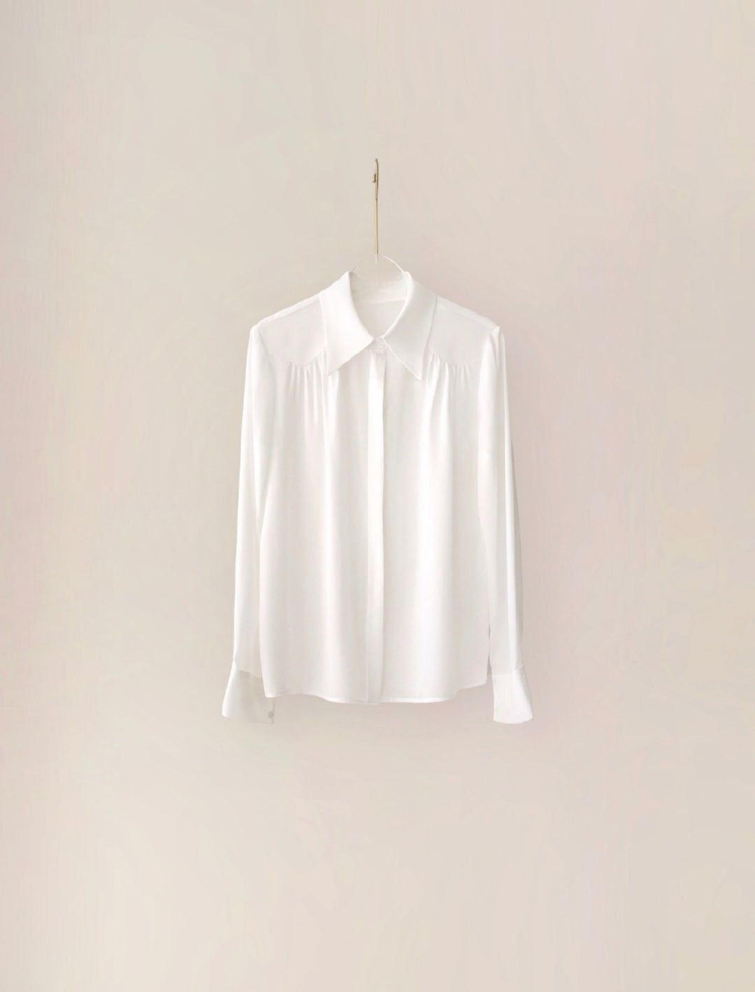 Shirt with Broad Collars and Long Sleeves – Elegant Shirt for Women