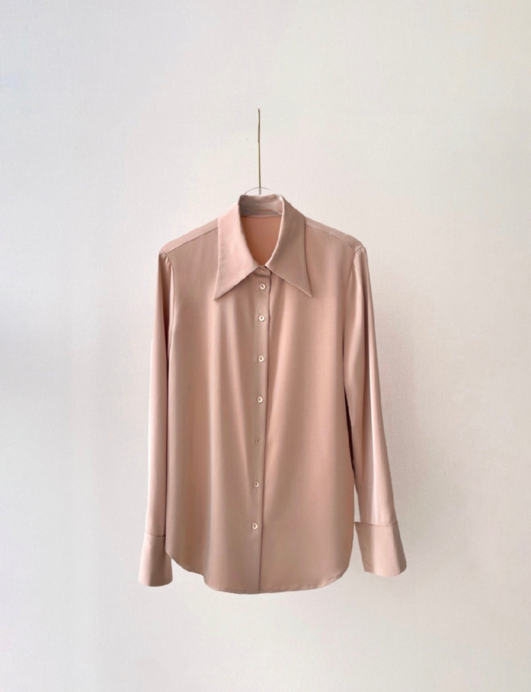 Shirt with Broad Collars and Long Sleeves – Elegant Shirt for Women