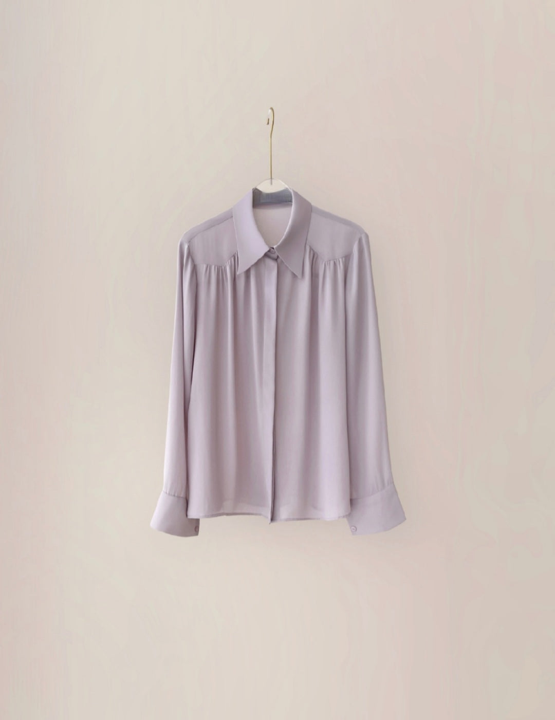 Shirt with Broad Collars and Long Sleeves – Elegant Shirt for Women