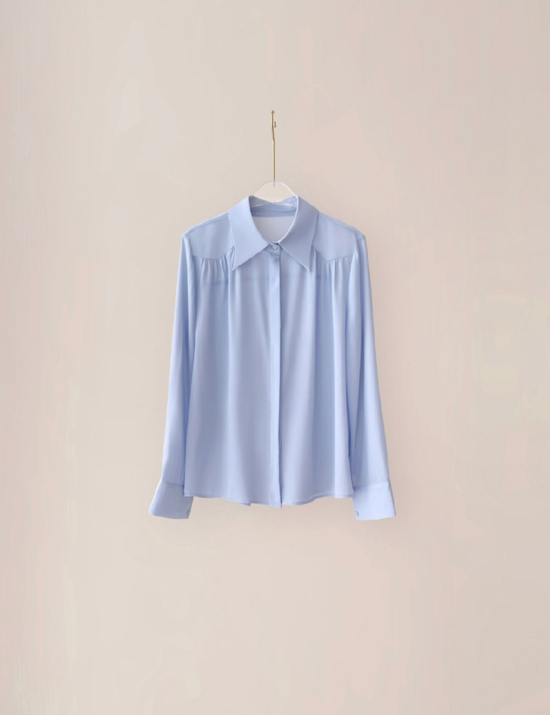 Shirt with Broad Collars and Long Sleeves – Elegant Shirt for Women